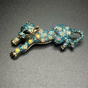 Vintage Chic Leopard Brooch or pendant with Vibrant Crystals